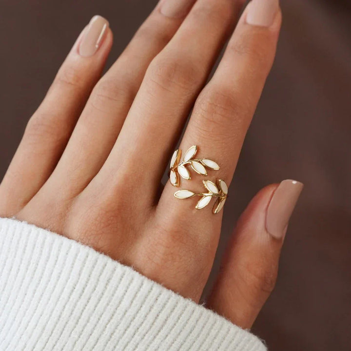 ANGEL | ELEGANT WHITE OPAL RING
